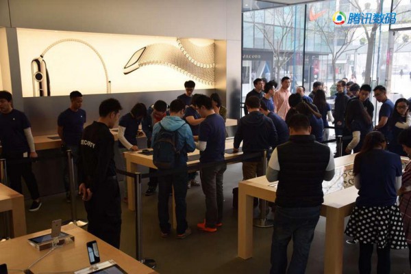 用戶在零售店體驗apple watch
